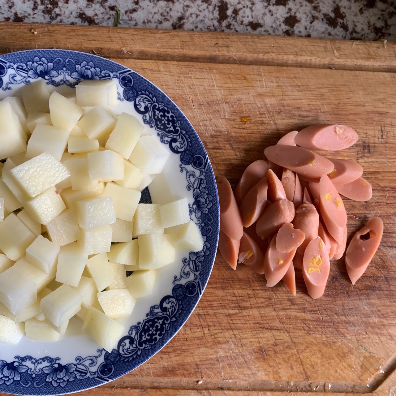 香肠土豆焖饭怎么做_香肠土豆焖饭的做法_豆果美食