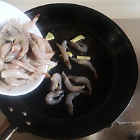 #春日时令，美味尝鲜# 【鲜虾炒青豆】的做法图解5