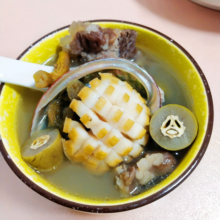 适合秋季口干舌燥喉咙不舒服的橄榄鲍鱼排骨汤的做法
