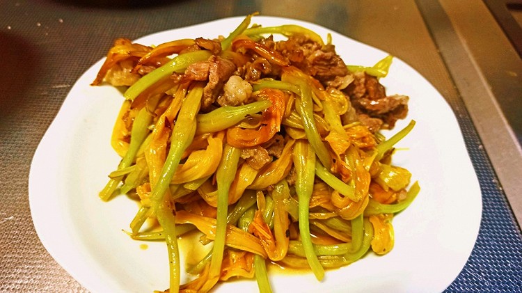 云南百花宴～黄花菜炒牛肉的做法