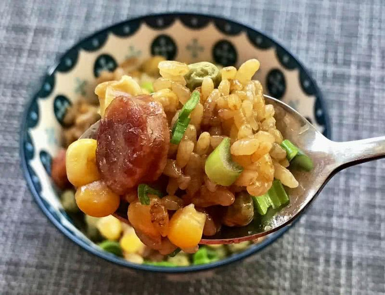 玉米豌豆腊肠糯米饭的做法