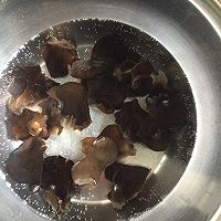 炒青椒木耳葱头的做法图解3