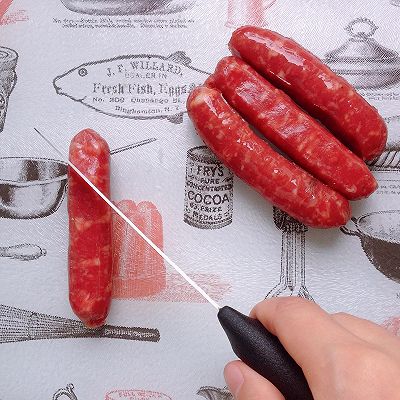 香肠斜刀切出纹路,四面都要切哦