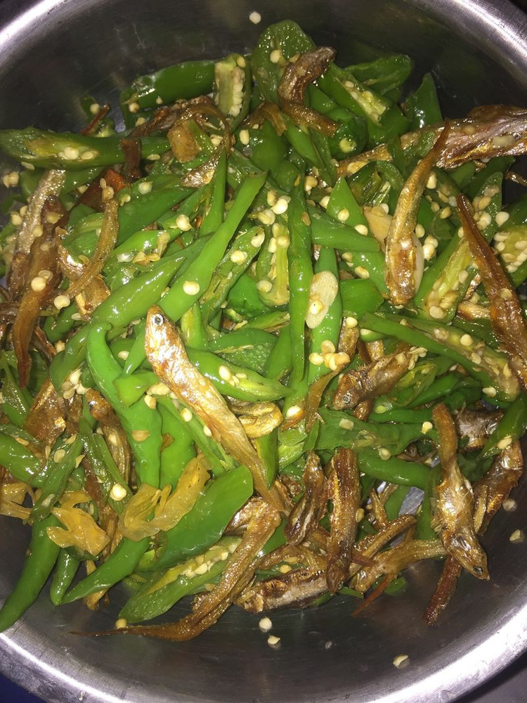辣椒炒小鱼的做法