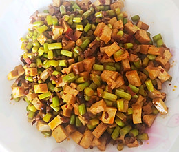 超级下饭菜～肉沫香干炒蒜苔的做法