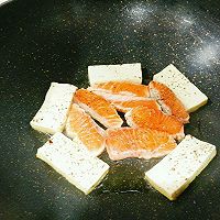 照烧三文鱼柴火豆腐的做法图解2