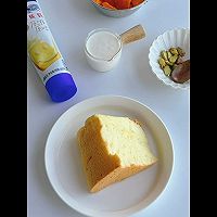 芒果开心果酸奶炼乳戚风蛋糕的做法图解1