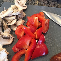 干锅蘑菇腊肠土豆片的做法图解3
