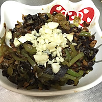 茄子皮炒辣椒的做法图解3
