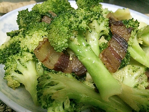 西兰花炒腊肉---营养快手菜，高考菜谱的做法
