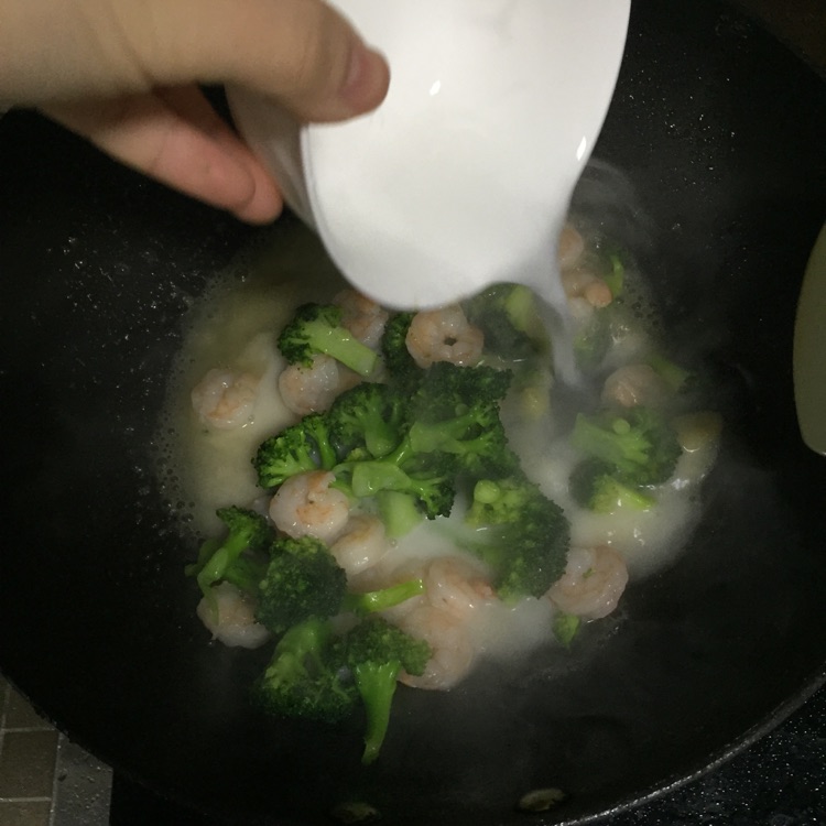 虾仁西兰花的做法图解8