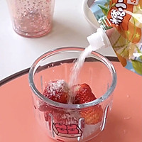 #糖小朵甜蜜控糖秘籍# 春日饮品，低卡草莓牛奶的做法图解3