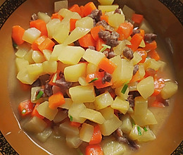胡萝卜土豆炖肉丁的做法