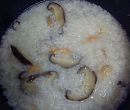电饭锅早餐粥系列——香菇虾米粥的做法