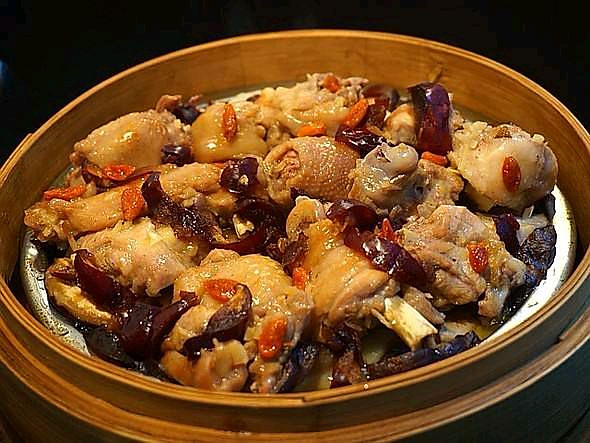 梁家妇女——冬菇红枣蒸鸡的做法