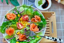 #挪威三文鱼#三文鱼刺身蔬菜沙拉拼盘，荤素搭配，营养健康的做法