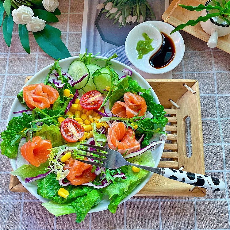 三文鱼刺身蔬菜沙拉拼盘，荤素搭配，营养健康的做法