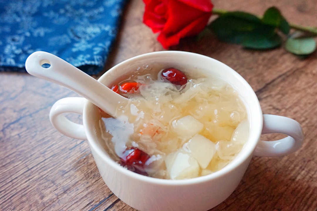 Snow pear soup with Tremella