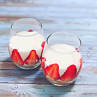 草莓酸奶木糠杯的做法图解3