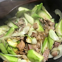 瘦肉炒丝瓜的做法图解3