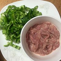 让水面筋不再索然无味----青椒肉丝炒面筋的做法图解1
