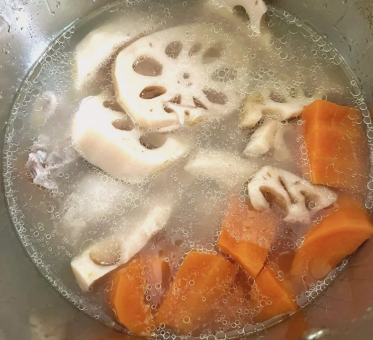莲藕汤(莲藕红萝卜猪骨头汤)的做法