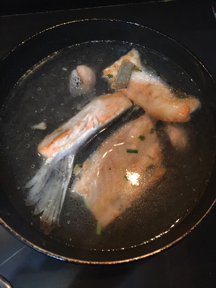 三文鱼骨豆腐汤的做法图解2