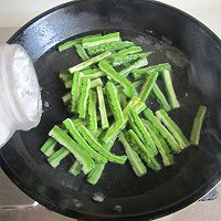 苦瓜炒白玉菇的做法图解2