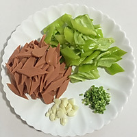 青椒炒火腿肠的做法图解2