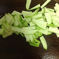 脆炒丝瓜的做法图解2