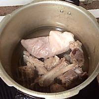清心祛湿猪肚龙骨养颜汤的做法图解2