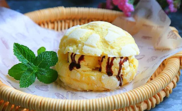 冰淇淋菠萝包，吃进嘴里瞬间感受冰火两重天！
