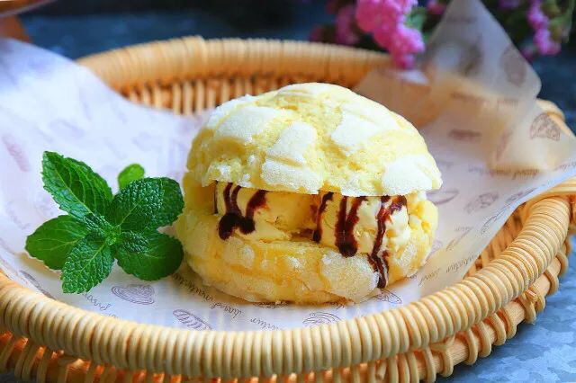 Ice cream and pineapple bag. You can feel the ice and fire in your mouth.