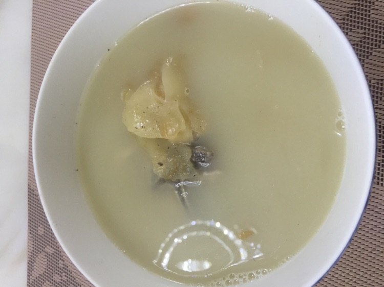 龙骨炖花胶