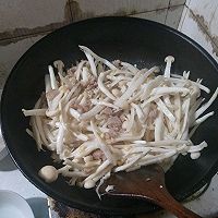 海鲜菇炒瘦肉的做法图解6