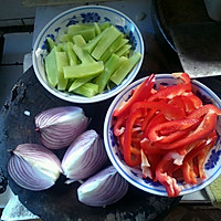 泡椒凤爪（鸡脚，鸡爪）蔬菜的做法图解1