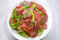 #山姆团圆宴# 双椒炒腊肠的做法
