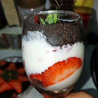 草莓季—奥利奥酸奶小红花的做法图解5