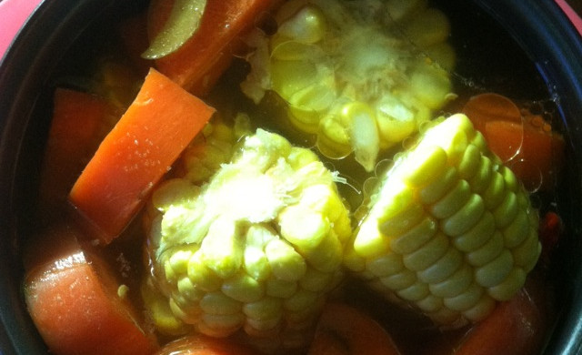 玉米胡萝卜排骨汤（电饭煲版）