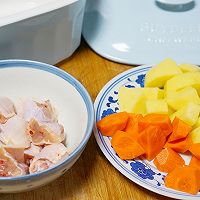 营养晚餐：珍珠丸子+蒜蓉蒸龙利鱼+土豆胡萝卜炖鸡翅的做法图解1
