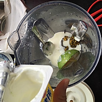 酸奶百香果牛油果的做法图解2