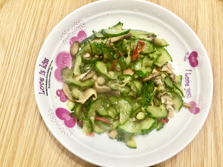 杀黄瓜炒香菇的做法