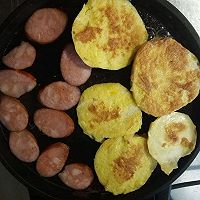 快手宝宝早餐食谱:馒头鸡蛋干+玉米面粥+火腿