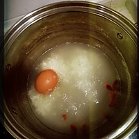营养米粥煮蛋的做法图解1