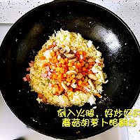蘑菇火腿胡萝卜炒饭的做法图解6