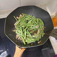 豆角炖肉的做法图解1