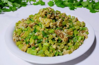 酱肉鹅蛋炒芹菜