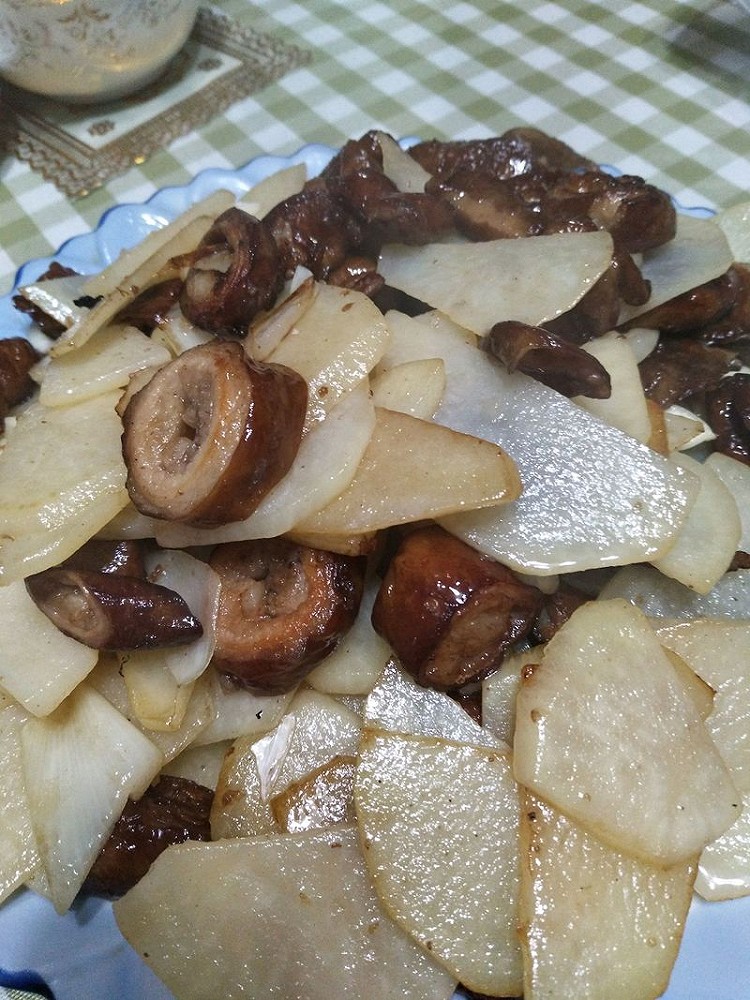 干煸肥肠土豆片的做法