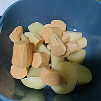 火锅底料炒土豆香菇红薯大虾的做法图解2