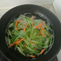 凉拌芹菜腐竹的做法图解2